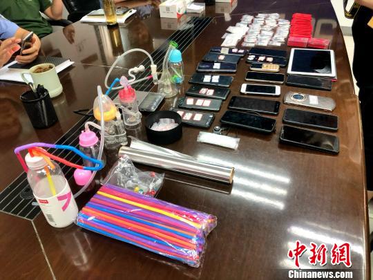 圖為警方繳獲的吸毒工具、作案手機及毒品等?！∠默?攝